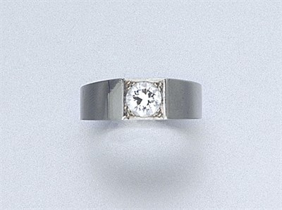 Lot 24 - Gentleman's White Gold and Diamond Ring
