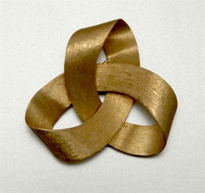 Lot 76 - Gold Ribbon Pin