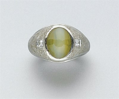 Lot 3287 - Gentleman's Cat's Eye Chrysoberyl and Diamond Ring