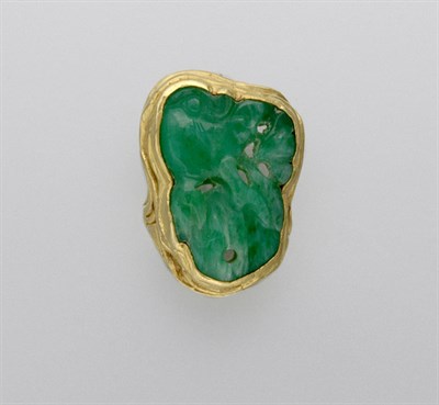 Lot 371 - Gold and Carved Jade Ring