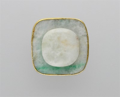 Lot 372 - Gold and Jade Ring