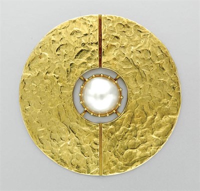 Lot 3327 - Gold and Mabe Pearl Pendant Brooch