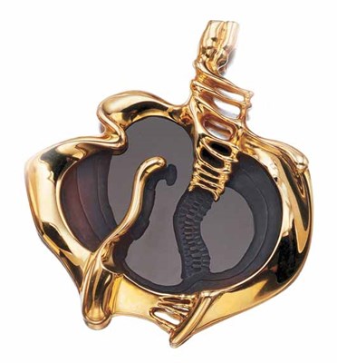 Lot 3515 - Gold and Agate Pendant