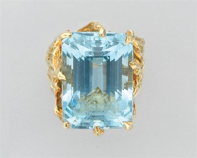 Lot 3011 - Gold and Aquamarine Ring