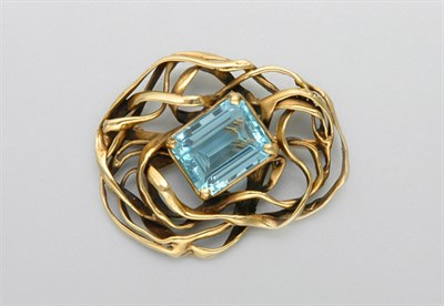 Lot 368 - Gold and Aquamarine Brooch