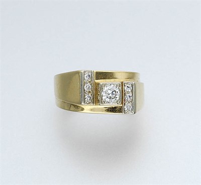 Lot 909 - Gentleman's Gold and Diamond Ring