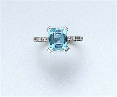 Lot 921 - Aquamarine and Diamond Ring
