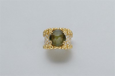 Lot 360 - Gold, Cat's Eye Chrysoberyl and Diamond Ring