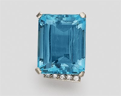 Lot 122 - Single Aquamarine and Diamond Earclip