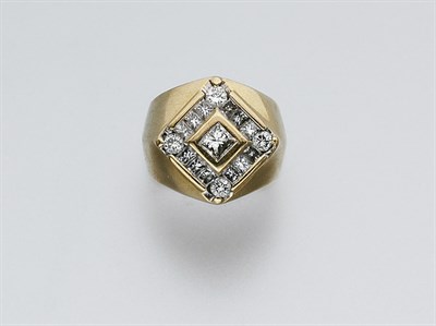 Lot 469 - Gentleman's Gold and Diamond Ring
