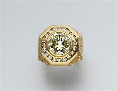 Lot 673 - Gentleman's Gold, Treated Yellow Diamond and Diamond Ring
