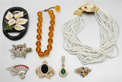 Lot 323 - Lot of Miscellaneous Costume Jewelry