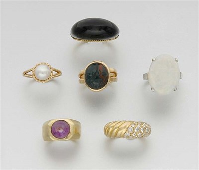 Lot 327 - Group of Rings