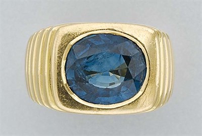Lot 225 - Gold and Sapphire Ring
