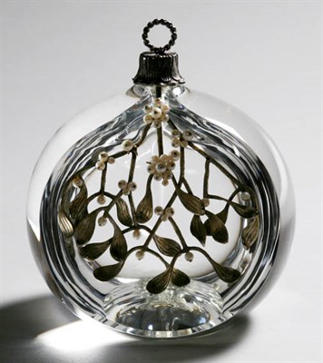 Lot 4339 - Steuben Glass and Gilt-Metal Mistletoe