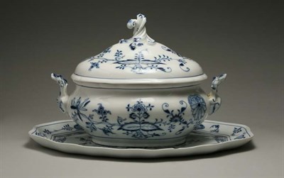 Lot 4462 - Meissen Porcelain Blue Onion Tureen and...