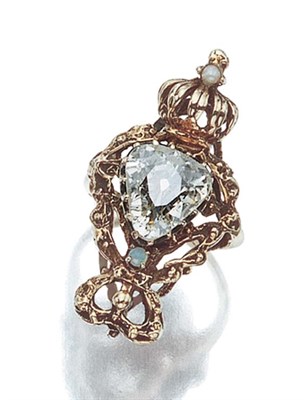 Lot 427 - Gold and Diamond Ring