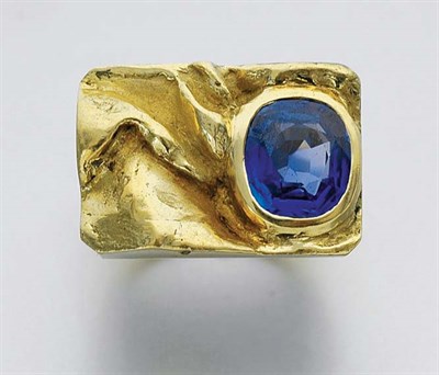 Lot 207 - Gentleman's Gold and Sapphire Ring