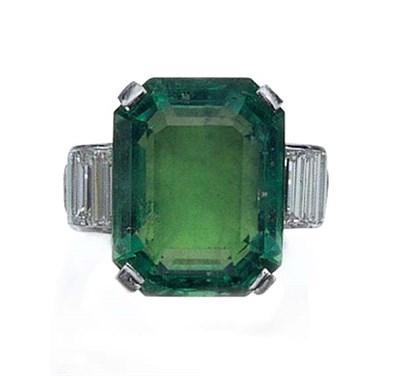 Lot 537 - Emerald and Diamond Ring