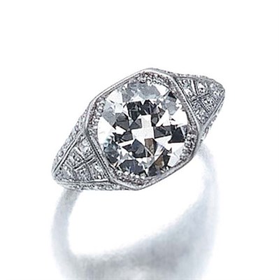 Lot 588 - Diamond Ring