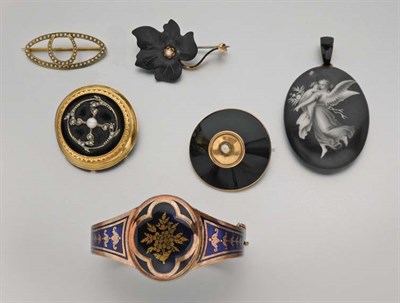 Lot 69 - Group of Antique Jewelry