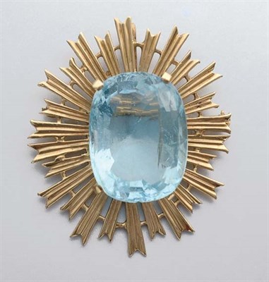Lot 126 - Gold and Aquamarine Brooch