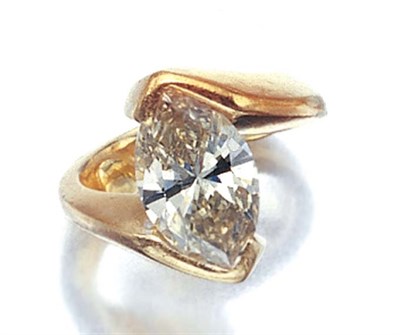 Lot 469 - Gold and Diamond Ring