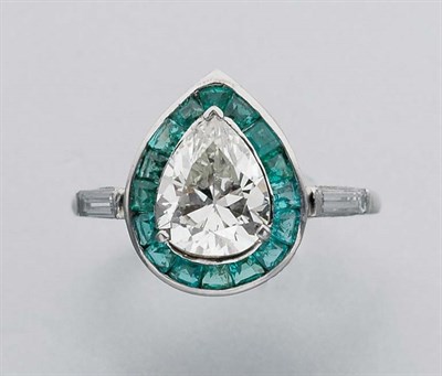 Lot 337 - Diamond and Emerald Ring