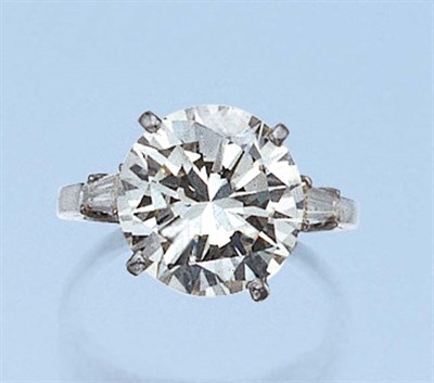 Lot 619 - Diamond Ring