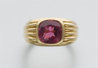 Lot 392 - Gold and Pink Tourmaline Ring