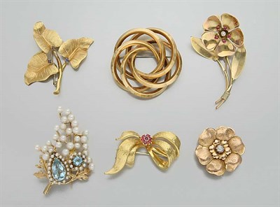 Lot 2204 - Group of Brooches