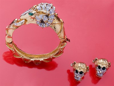 Lot 79 - Kenneth Jay Lane Ram's Head Hinged Bangle