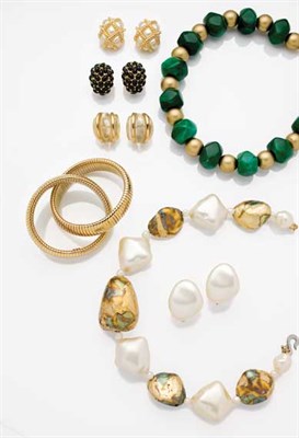 Lot 154 - Flintstone Faux Pearl and Gold Rock Demi-Parure