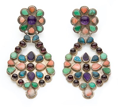 Lot 262 - Oscar Betz Dangling Earrings