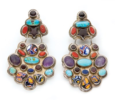 Lot 263 - Oscar Betz Dangling Earrings