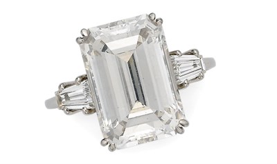 Lot 523 - Diamond Ring