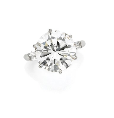 Lot 437 - Diamond Ring