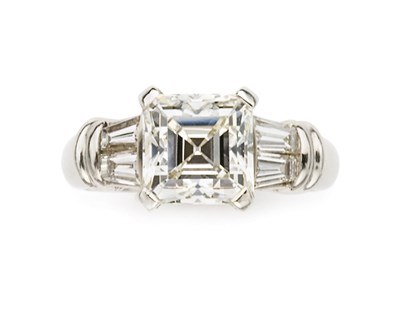 Lot 325 - Diamond Ring