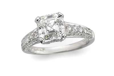 Lot 381 - Diamond Ring