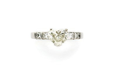 Lot 226 - Diamond Ring