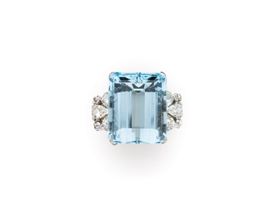 Lot 62 - Aquamarine and Diamond Ring