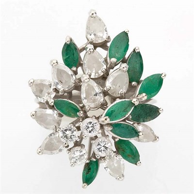 Lot 273 - Diamond and Emerald Cluster Ring