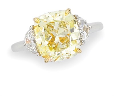 Lot 376 - Diamond Ring
