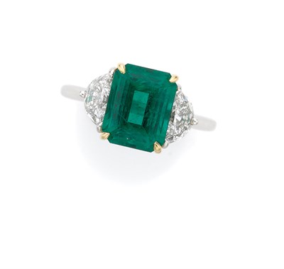 Lot 439 - Emerald and Diamond Ring
