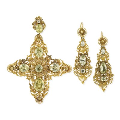 Lot 198 - Antique Gold and Yellow Chrysoberyl Pendant and Pair of Pendant-Earrings