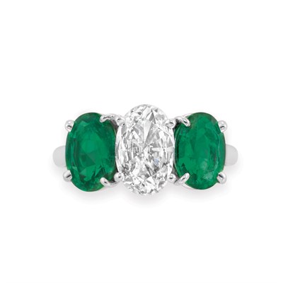 Lot 465 - Diamond and Emerald Ring