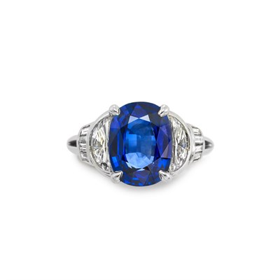 Lot 141 - Sapphire and Diamond Ring