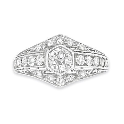 Lot 137 - Diamond Ring