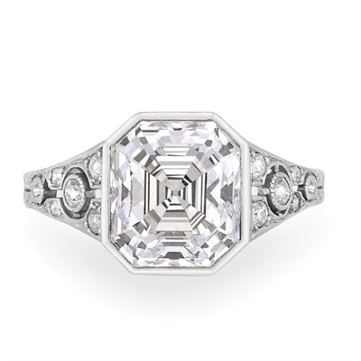Lot 573 - Diamond Ring