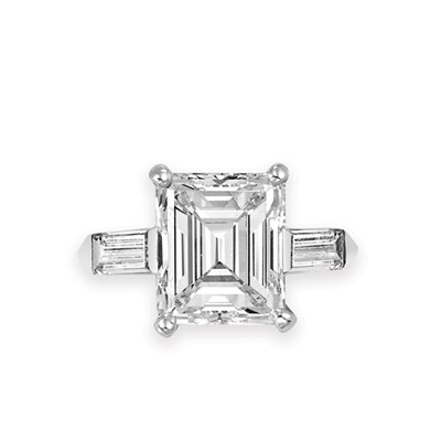 Lot 575 - Diamond Ring